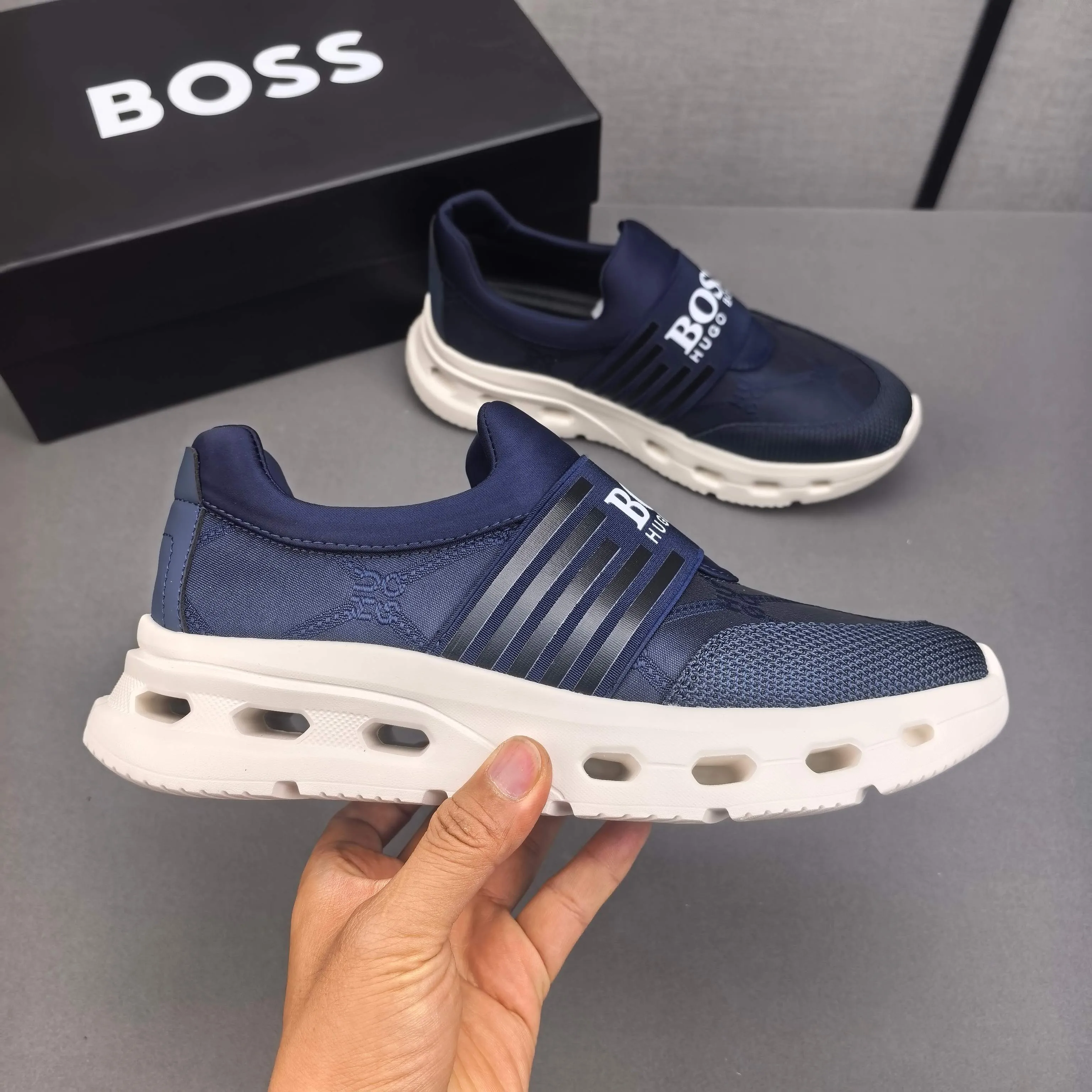 PP420❣️❣️❣️BOSS’s new 🆕low-top casual sneakers, made of breathable mesh, with brand signature details on the shoe collar to enhance style. Fashionable and versatile, it can complement any look. With a sophisticated design that is both dynamic and modern, this new must-have shoe adds a new dimension to Dior's legacy, displaying modern elegance. Men's shoes 38-44 45🉑️customized